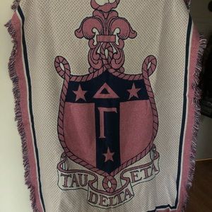 Delta Gamma crest afghan